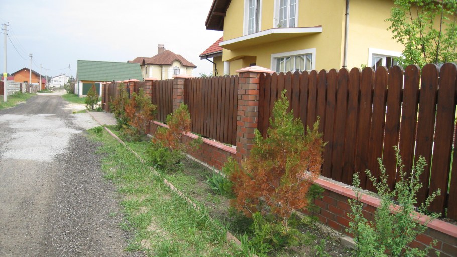 Ограждения вокруг дома