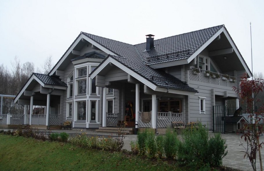 Серый деревянный дом