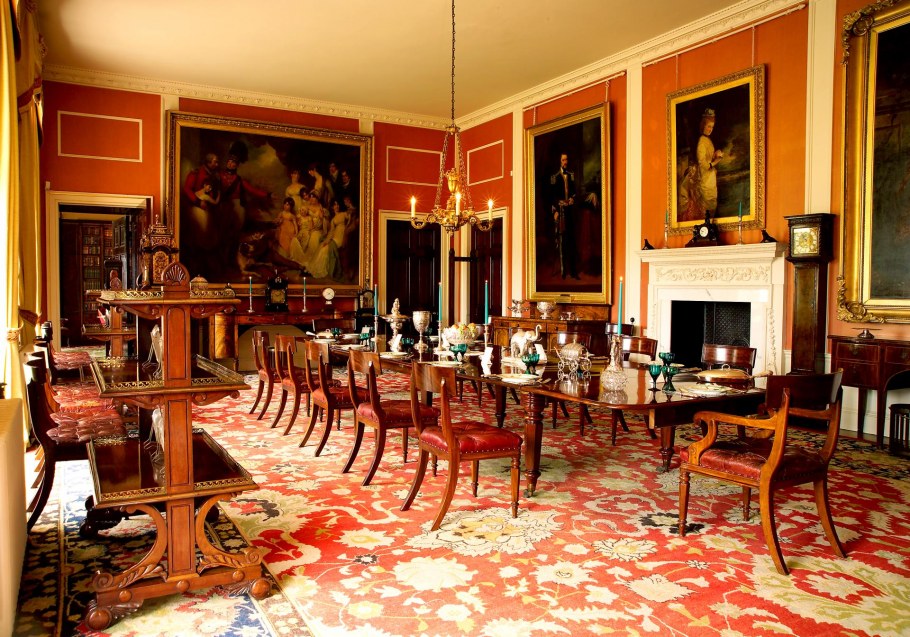 Синие портьеры в интерьере