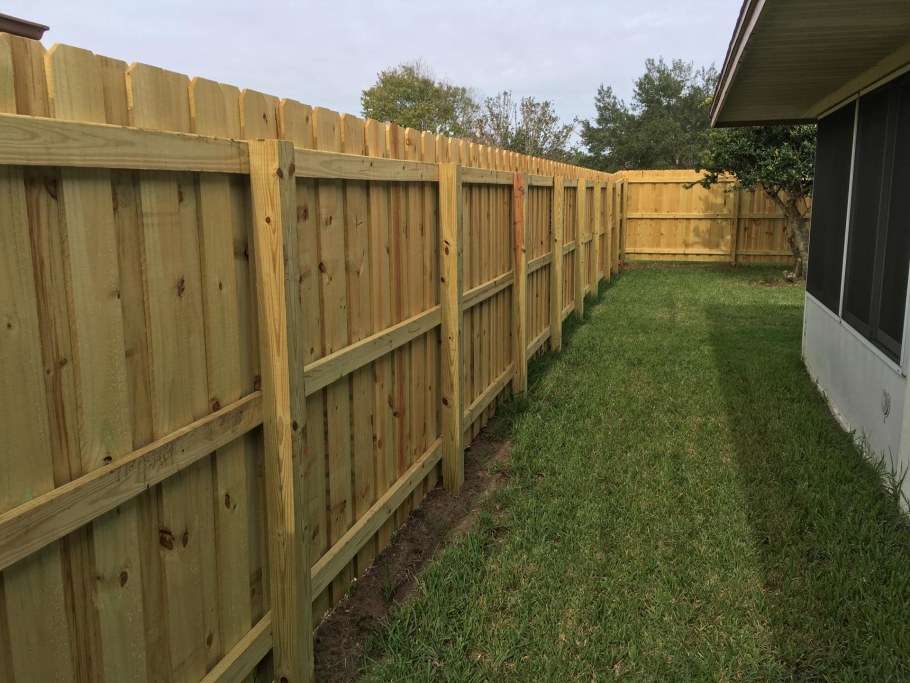 Забор на даче из досок