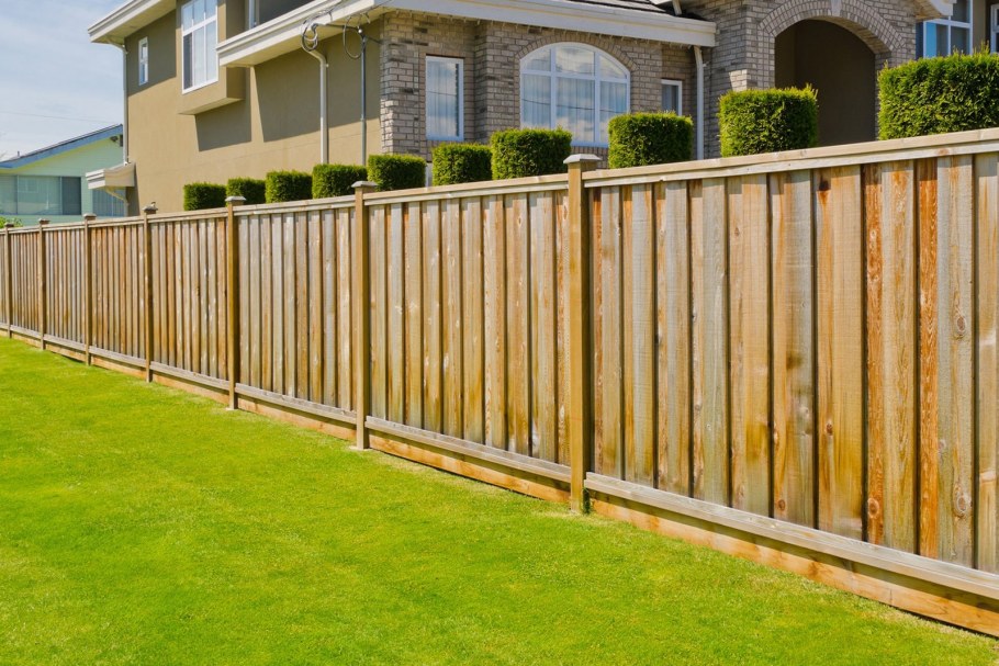 Сплошной забор из дерева