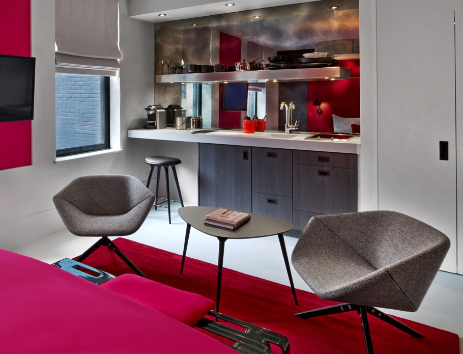 Стильный яркий интерьер