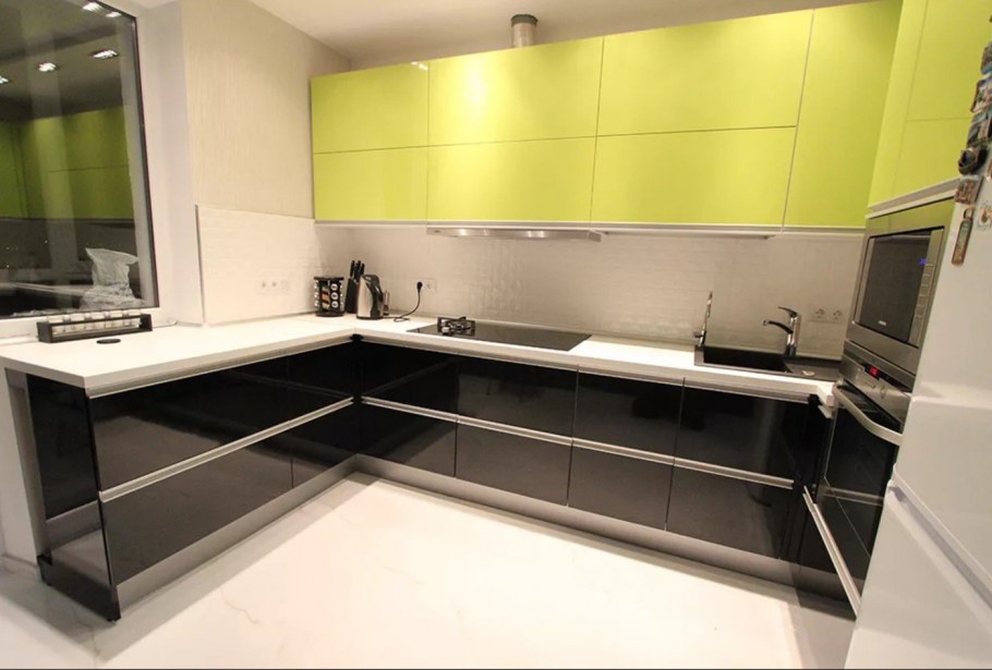 Кухня без ручек с профилем gola