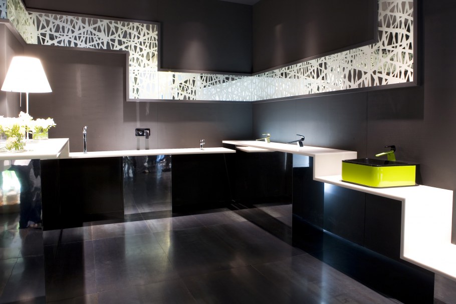 Кухня с кафелем в черных тонах