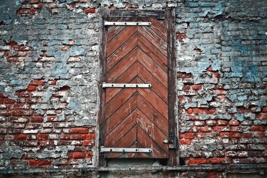 Стена с дверью