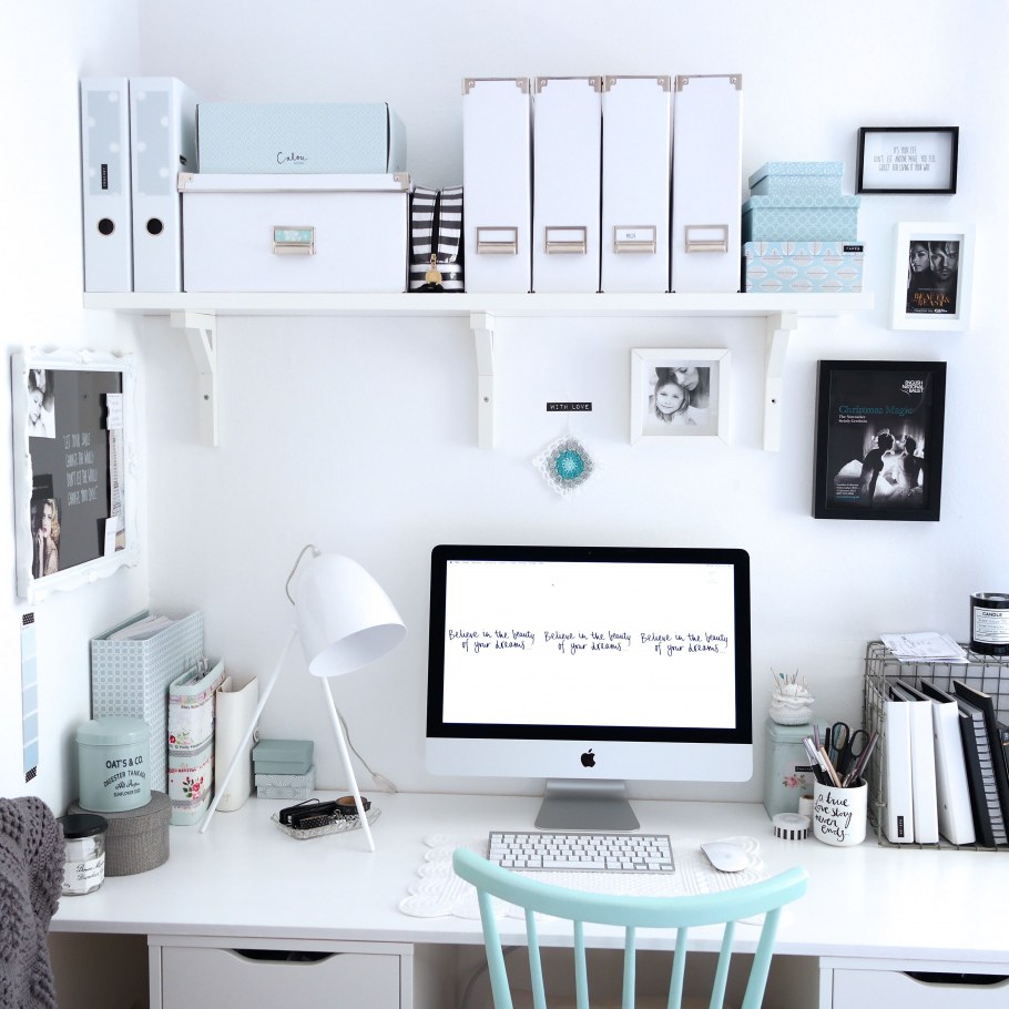 Рабочий уголок в комнате