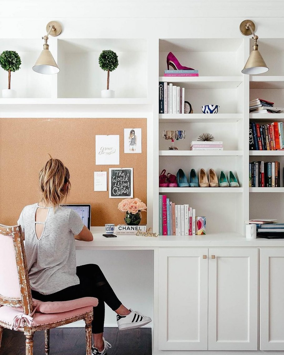 Уютное рабочее место в офисе