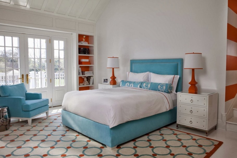 Кровать голубого цвета