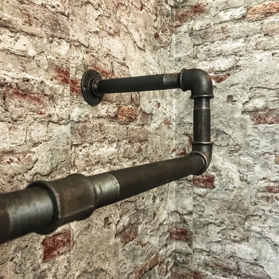 Водопроводные трубы в интерьере