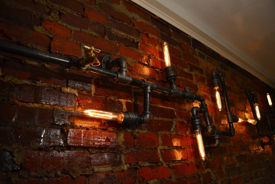 Водопроводные трубы в интерьере
