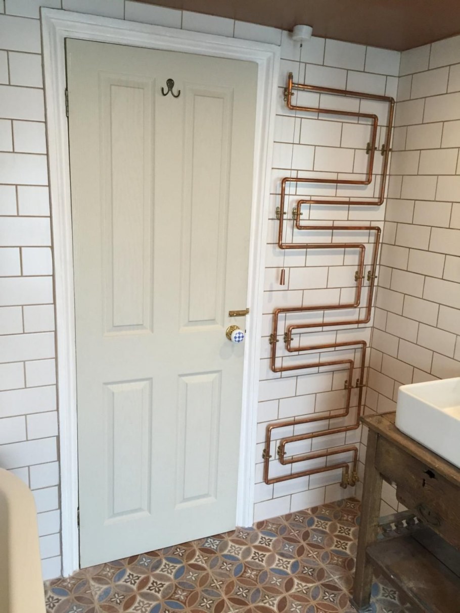 Металлические трубы в интерьере