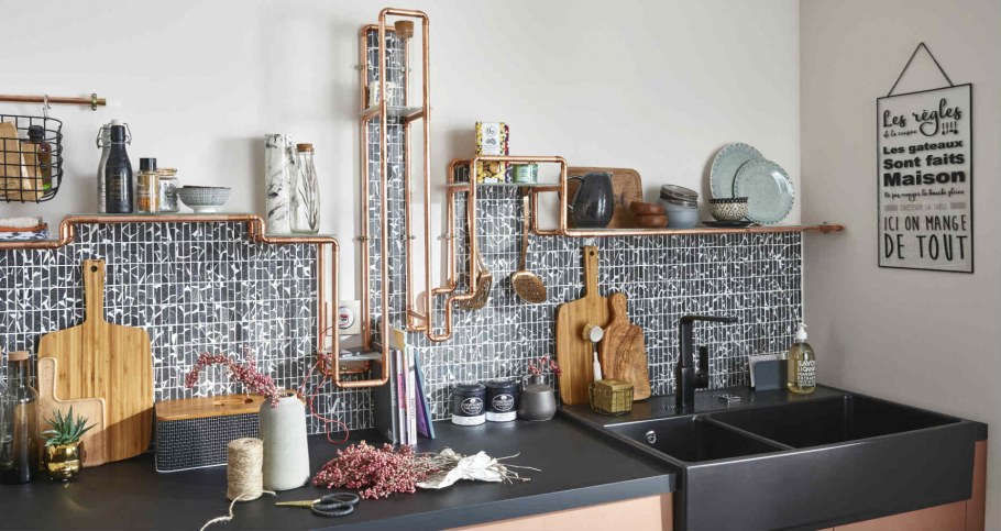 Металлические трубы в интерьере