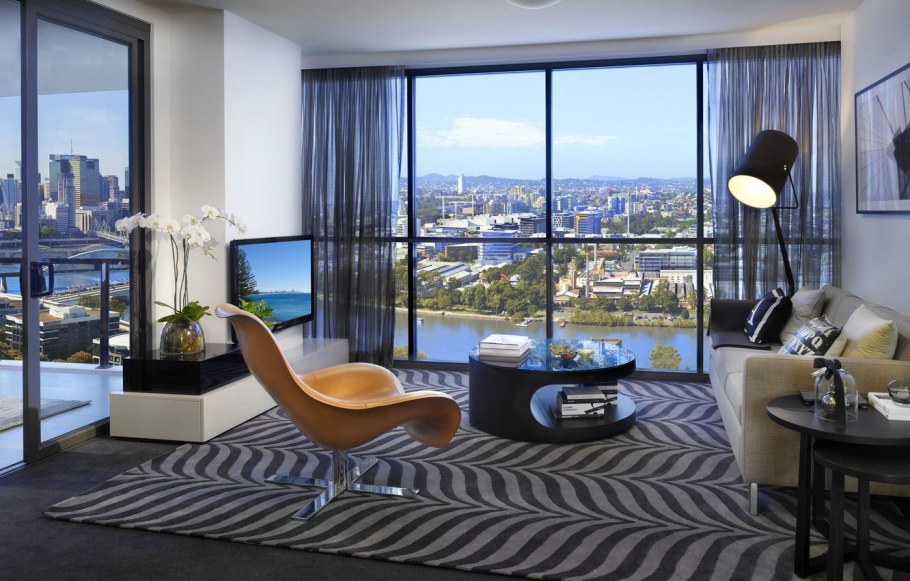 Интерьер с панорамными окнами