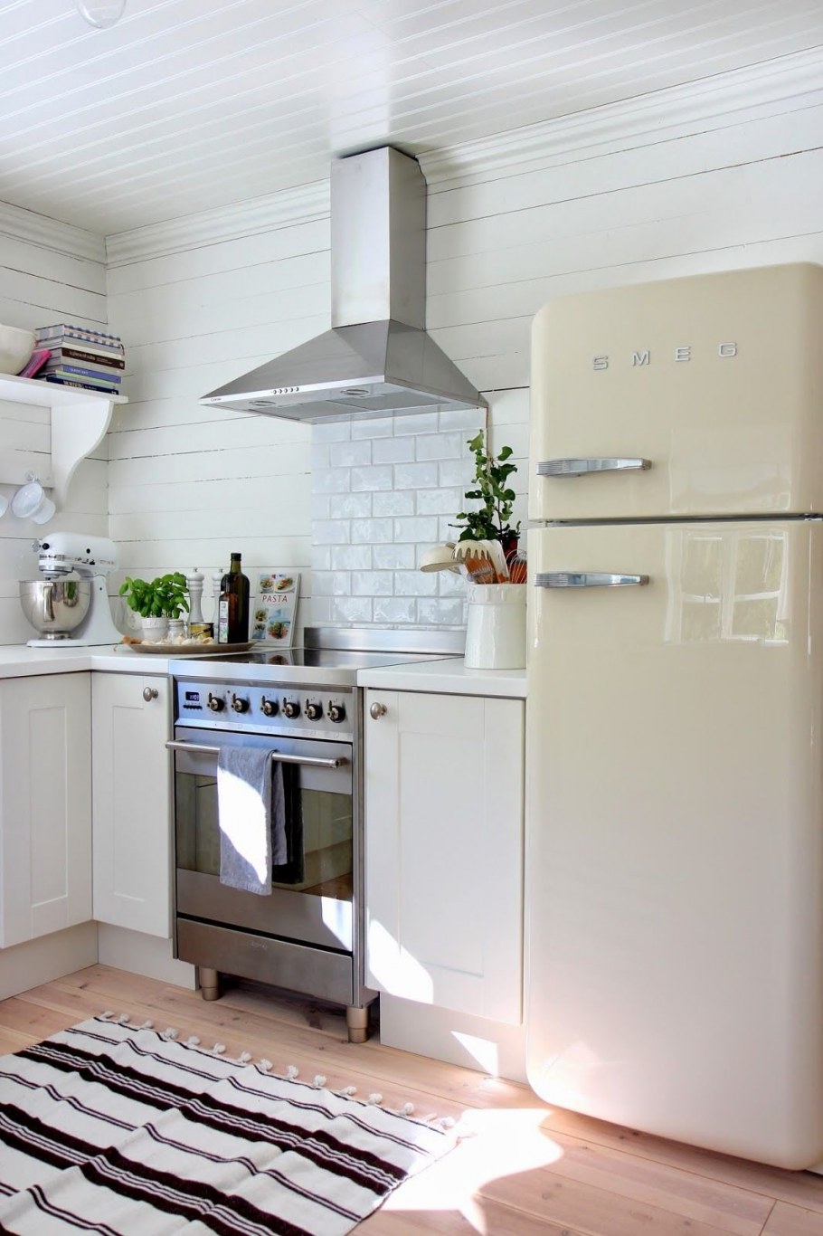 Бежевый холодильник в интерьере