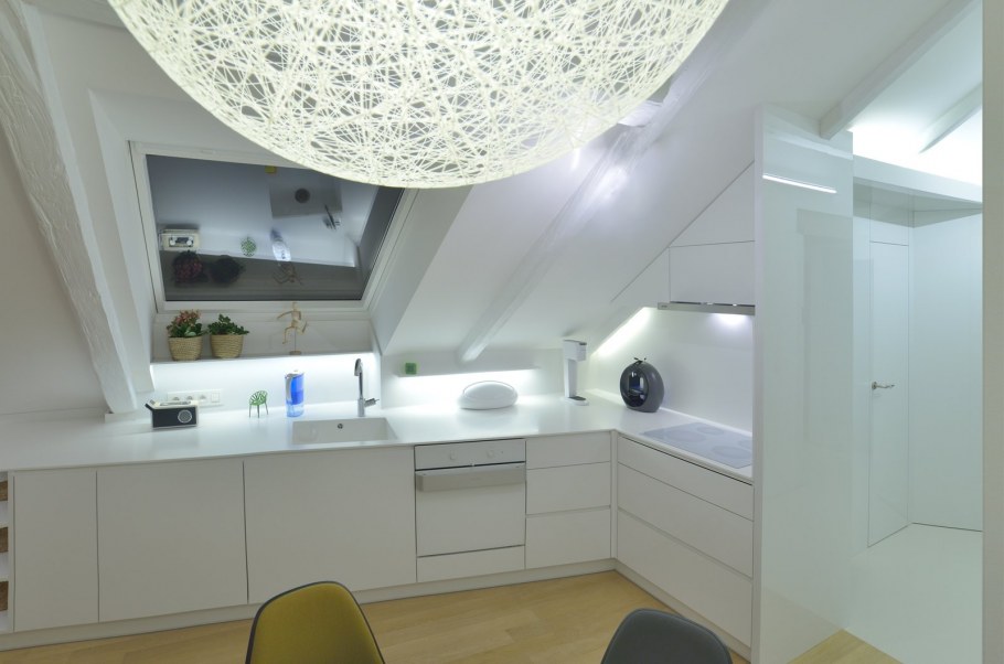 Маленькие кухни с наклонными потолками