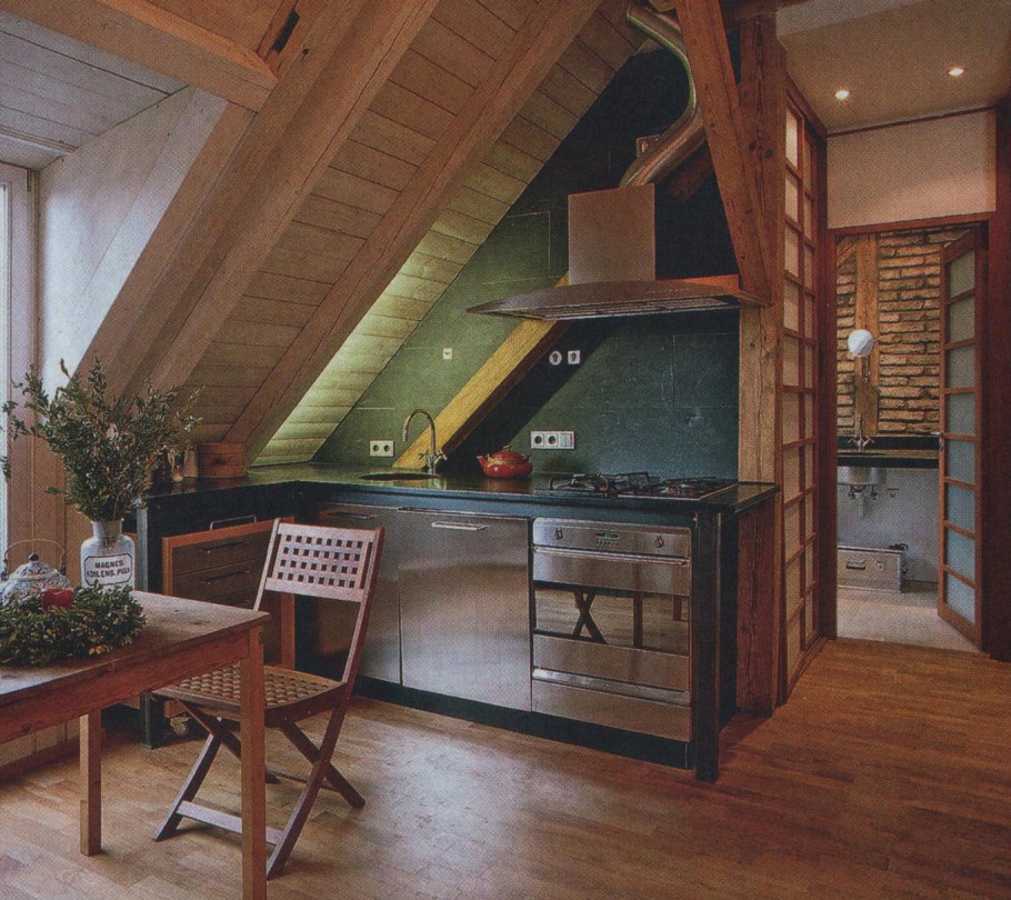 Кухня в мансардном доме