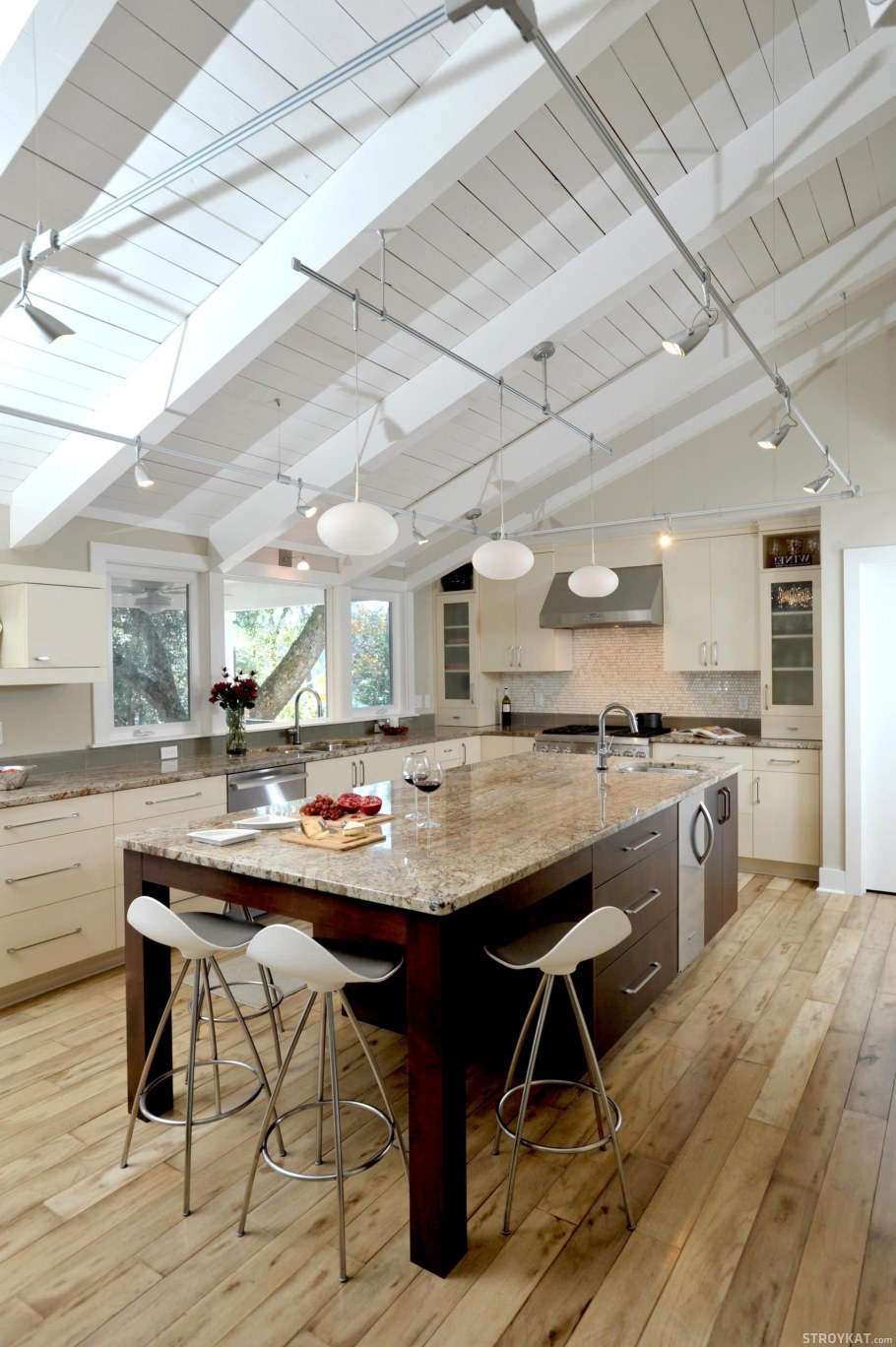 Освещение на наклонном потолке