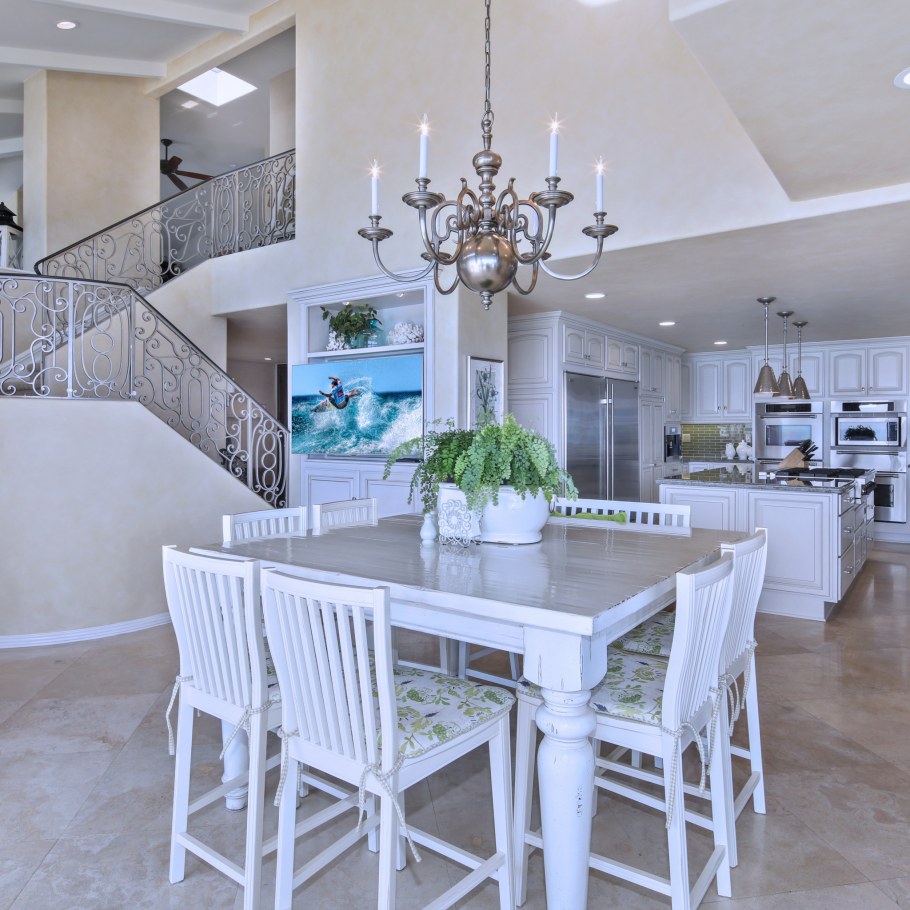 Богатый дом внутри кухня