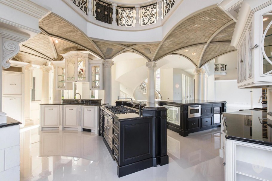 Огромная кухня в особняке