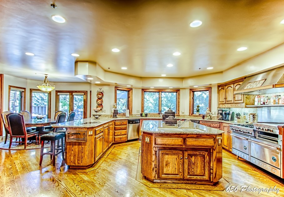 Большая кухня в особняк миллиардера