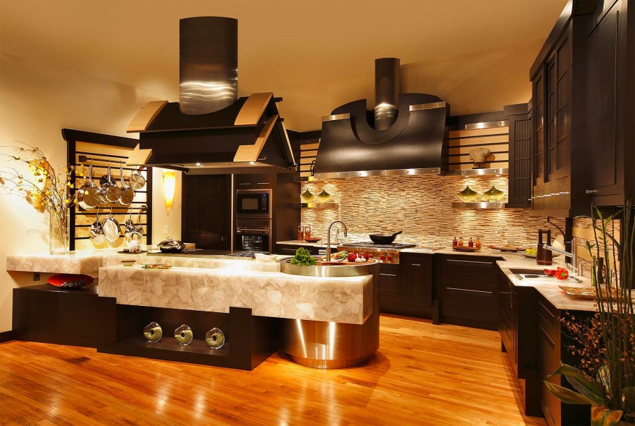 Огромная кухня в особняке в современном стиле