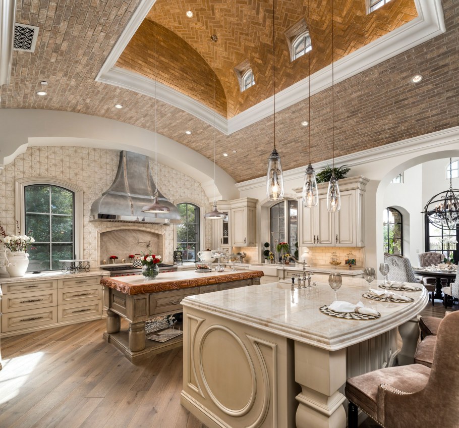 Интерьер кухни в особняке