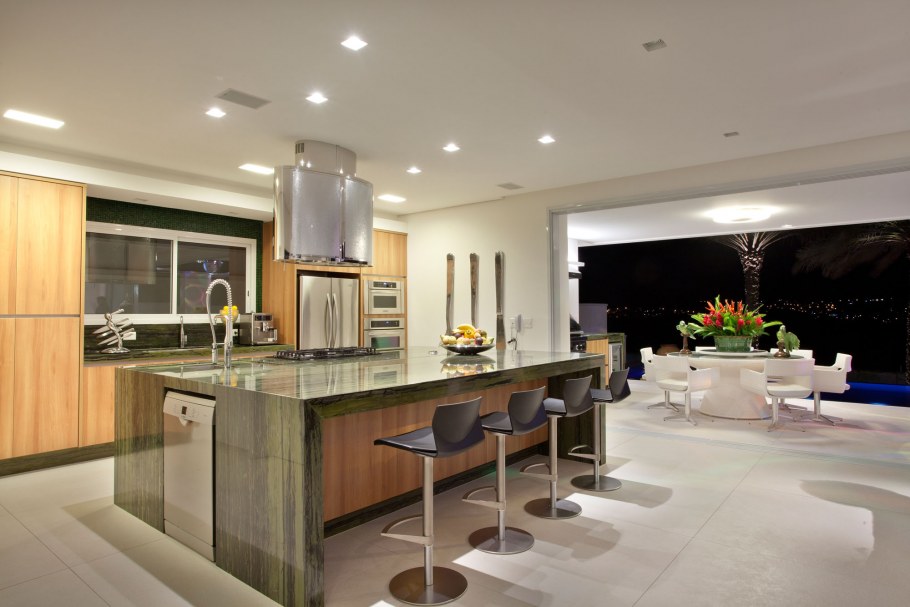 Огромная кухня в особняке в современном стиле