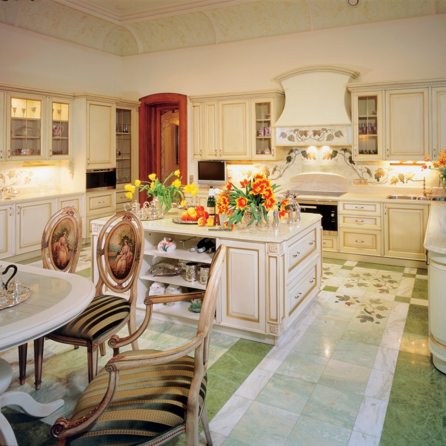 Кухня в особняке в классическом стиле