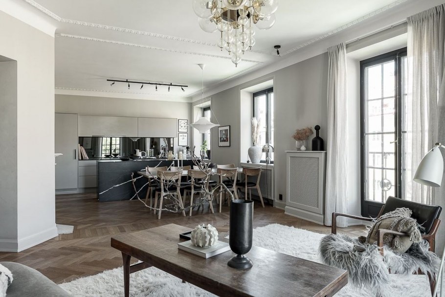 Интерьер большой кухни в серо бело бежевых тонах с буржуйкой