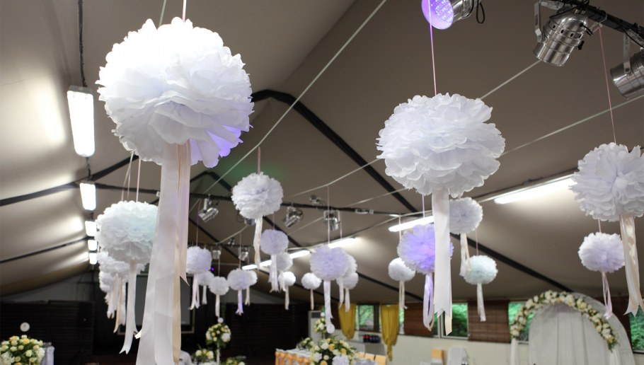 Украшение зала бумажными помпонами