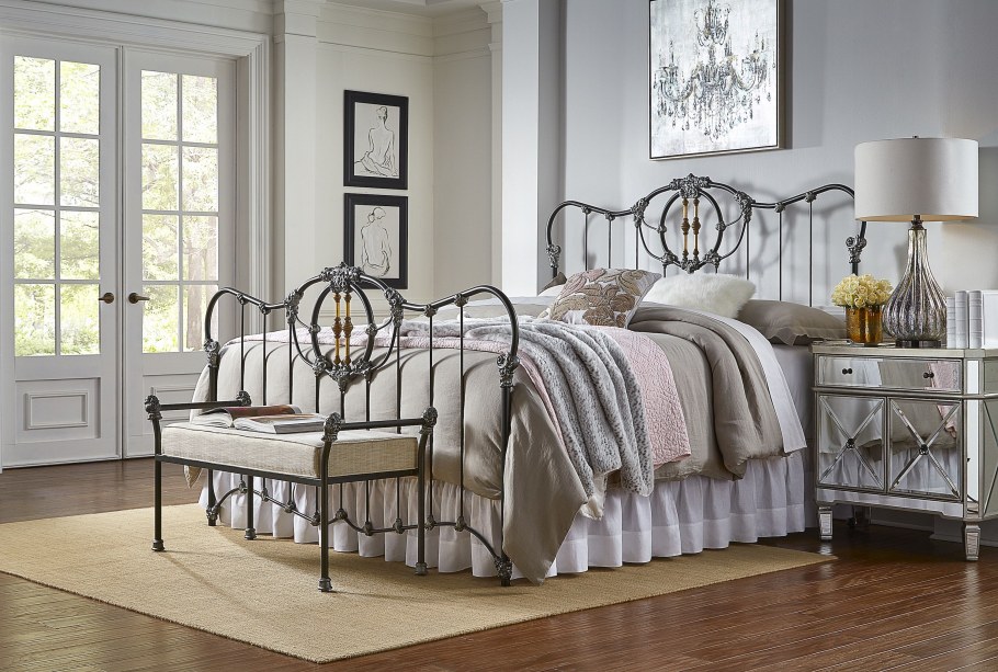 Винтажная железная кровать в интерьере