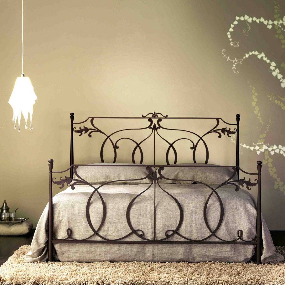Кованая кровать в интерьере