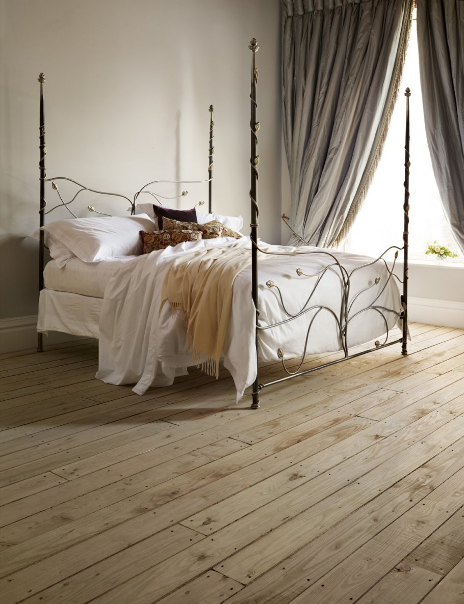 Интерьер спальни с железной кроватью