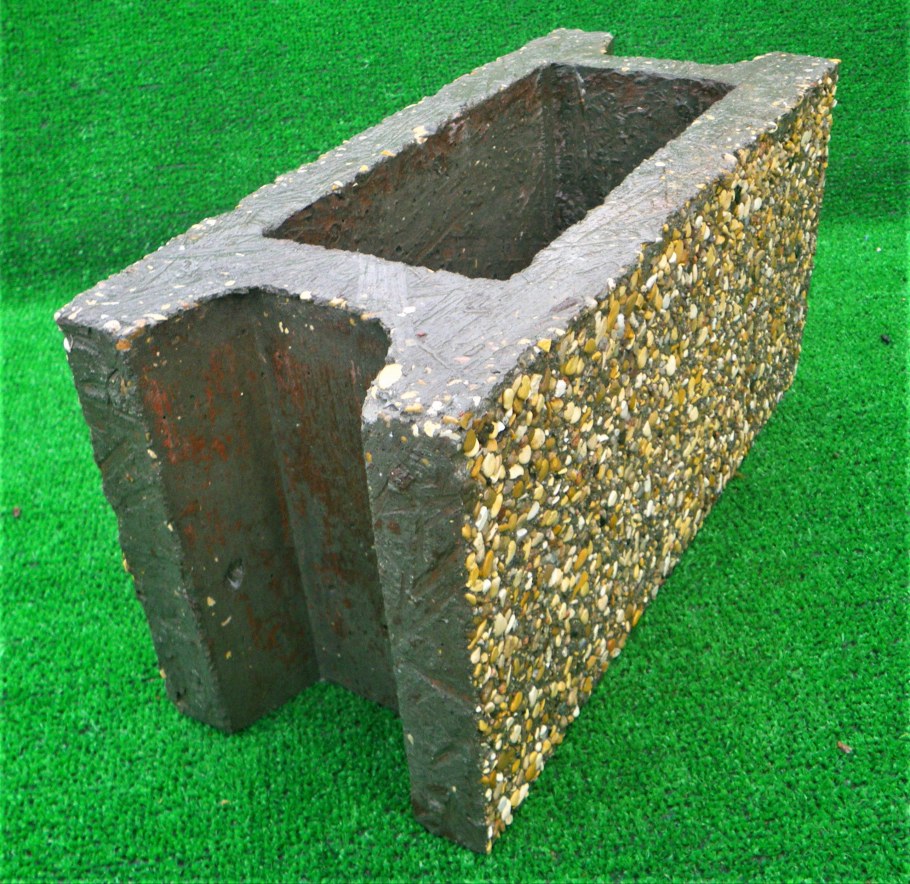 Лавка из бетонных блоков