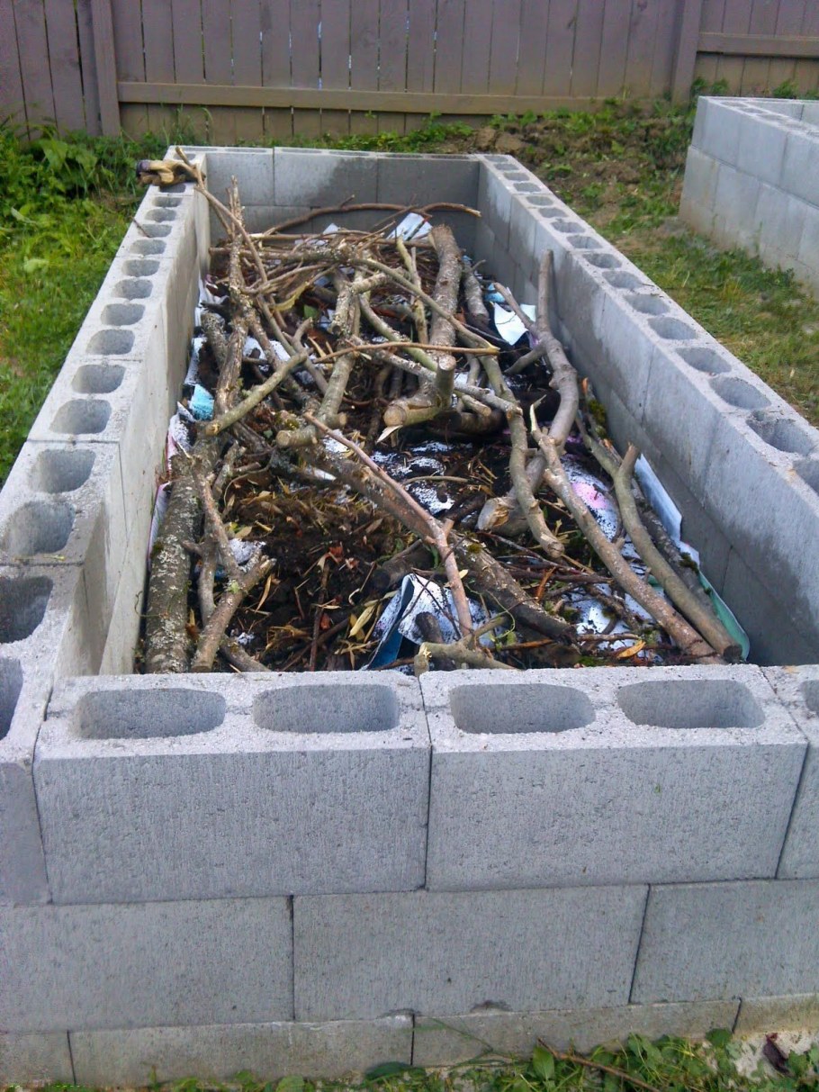 Клумбы для цветов из камней и сетки