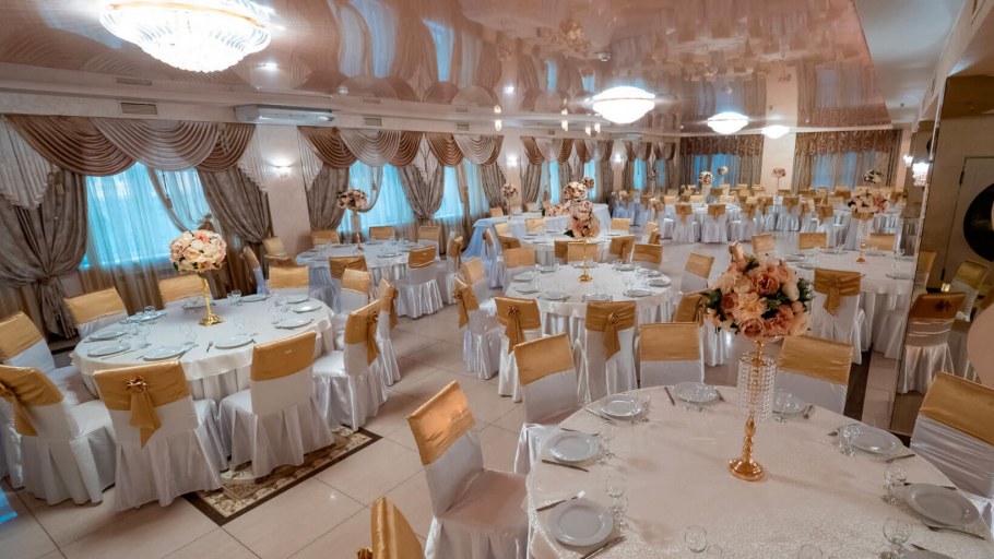 Банкетный зал потолок