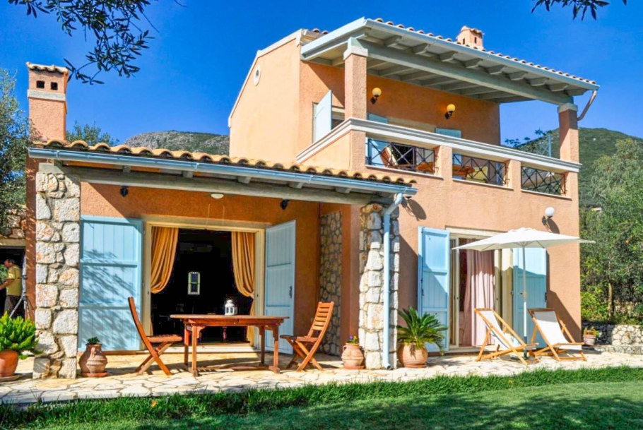 Дом у моря в средиземноморском стиле