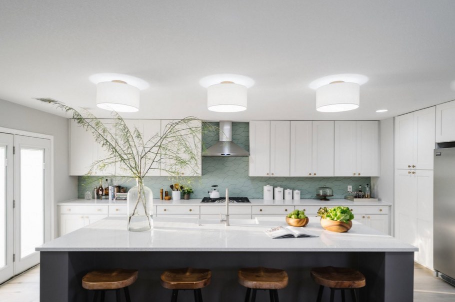 Кухня большая белая в частном доме