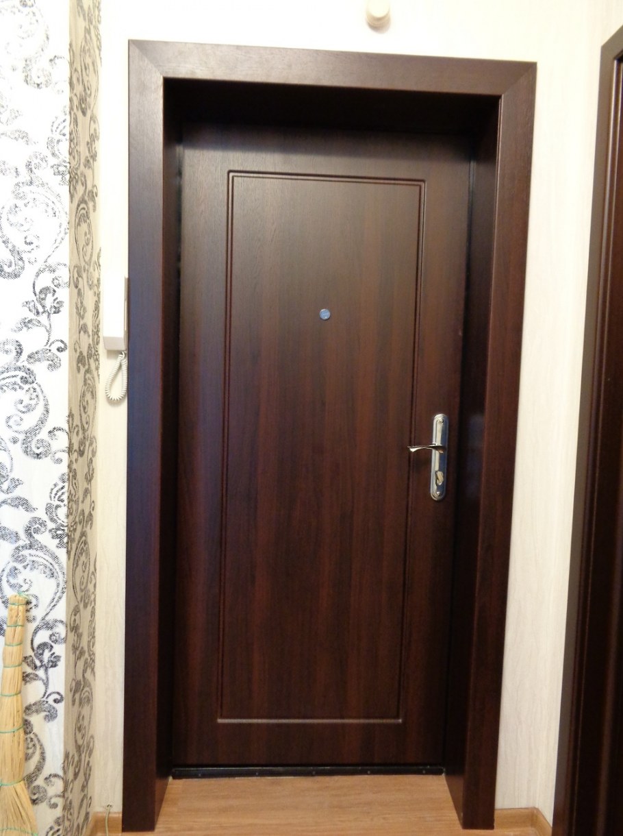 Отделка входной двери камнем