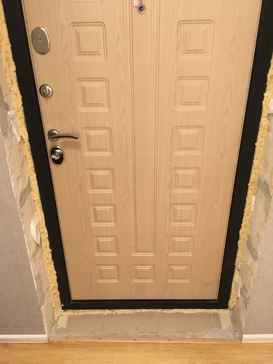 Отделка входной двери