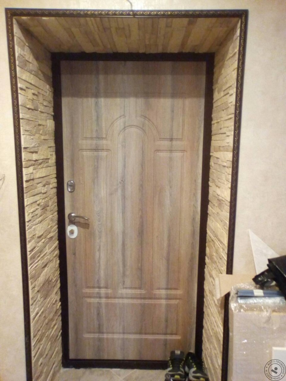 Отделка входной двери плиткой