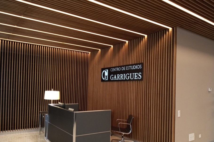 Розетки на рейках деревянных