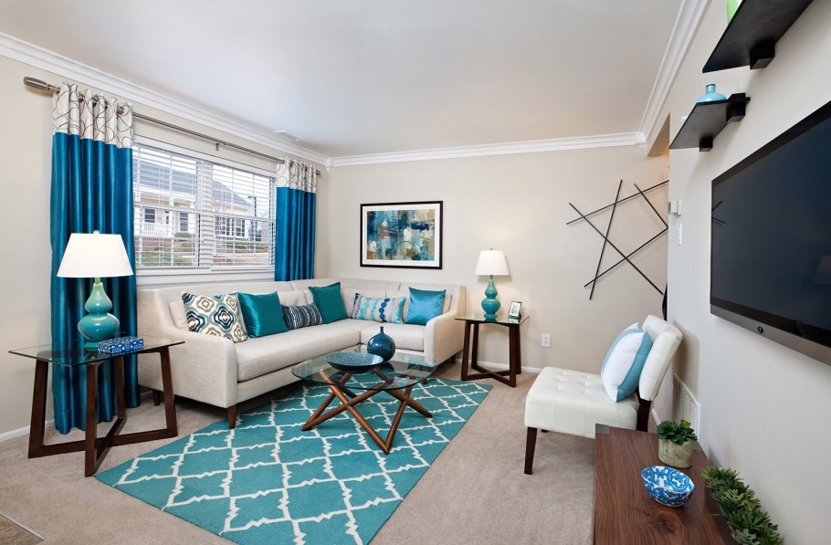 Спальня в коричневых тонах с яркими акцентами