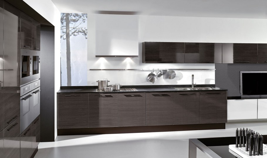 Темная глянцевая кухня с коричневым