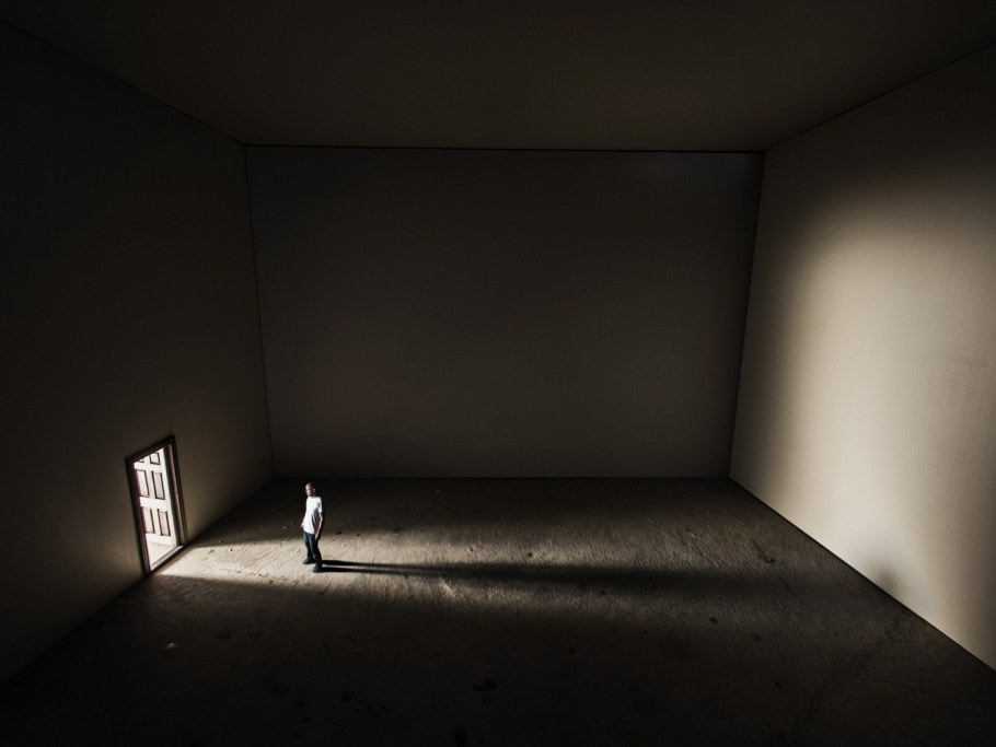 Тёмный угол комнаты