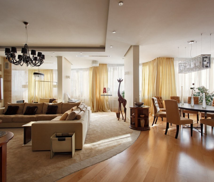 Гостиная с камином и обеденным столом