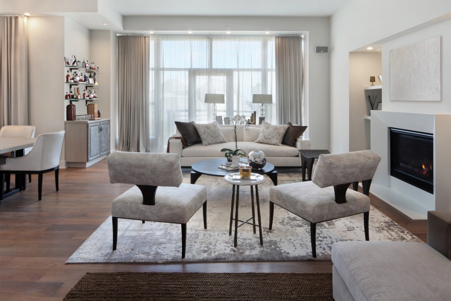 Кресло в интерьере гостиной простой квартиры