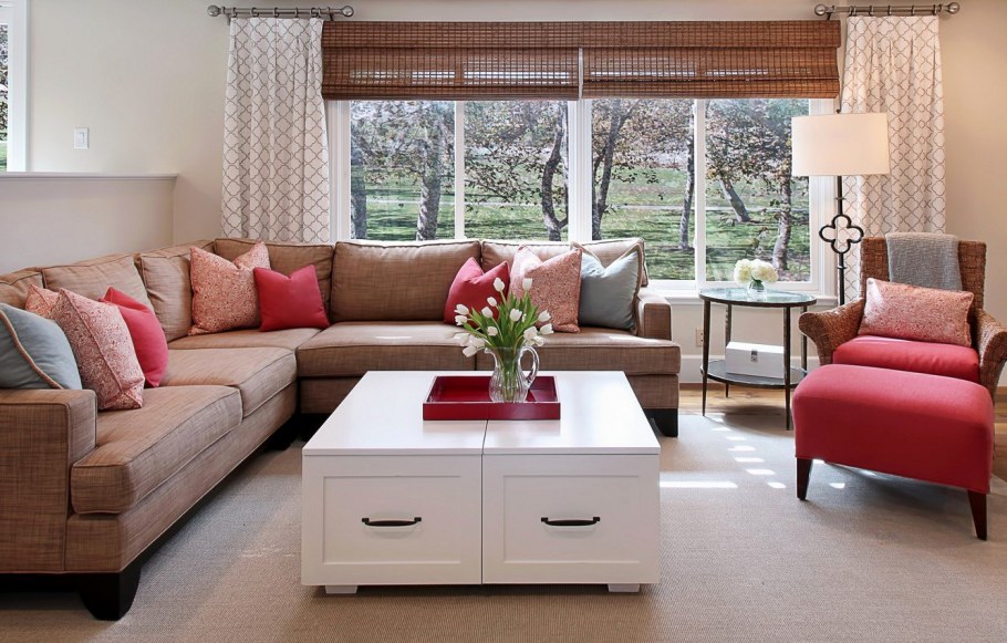 Уютная гостиная с диваном