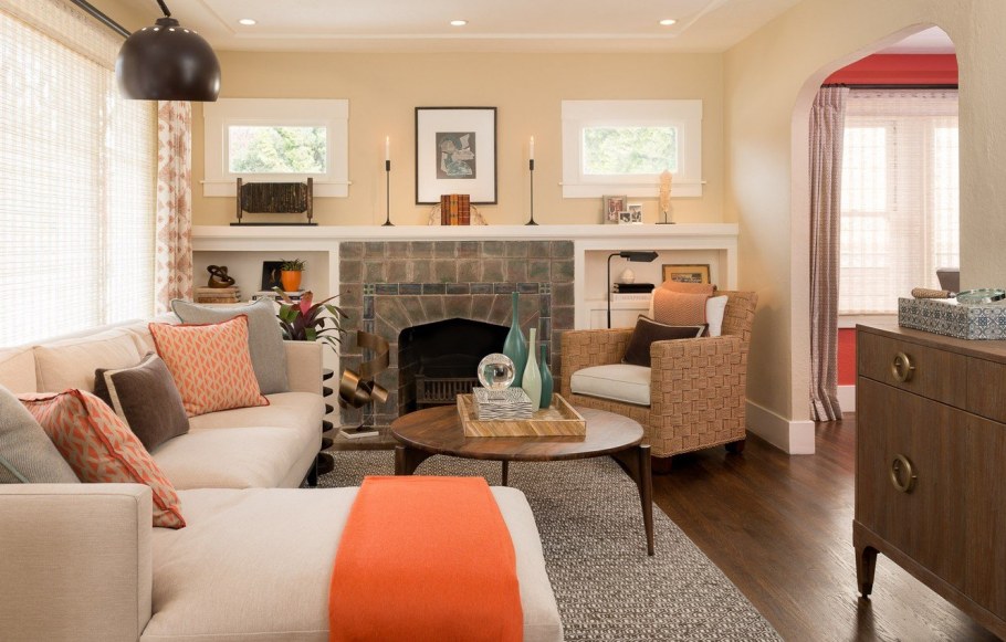 Гостиная с камином и обеденным столом