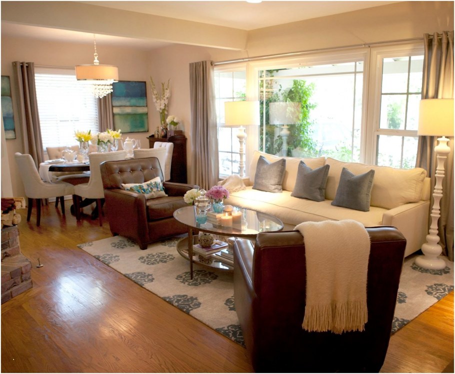 Гостиная с круглым столом и диваном